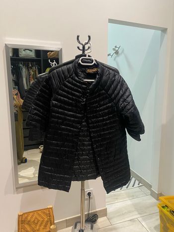 Doudoune noire, longue manches trois quarts marque attrait taille M