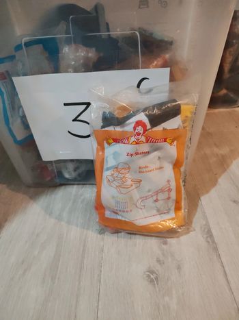 Figurine McDonald's Birdie ski board skater