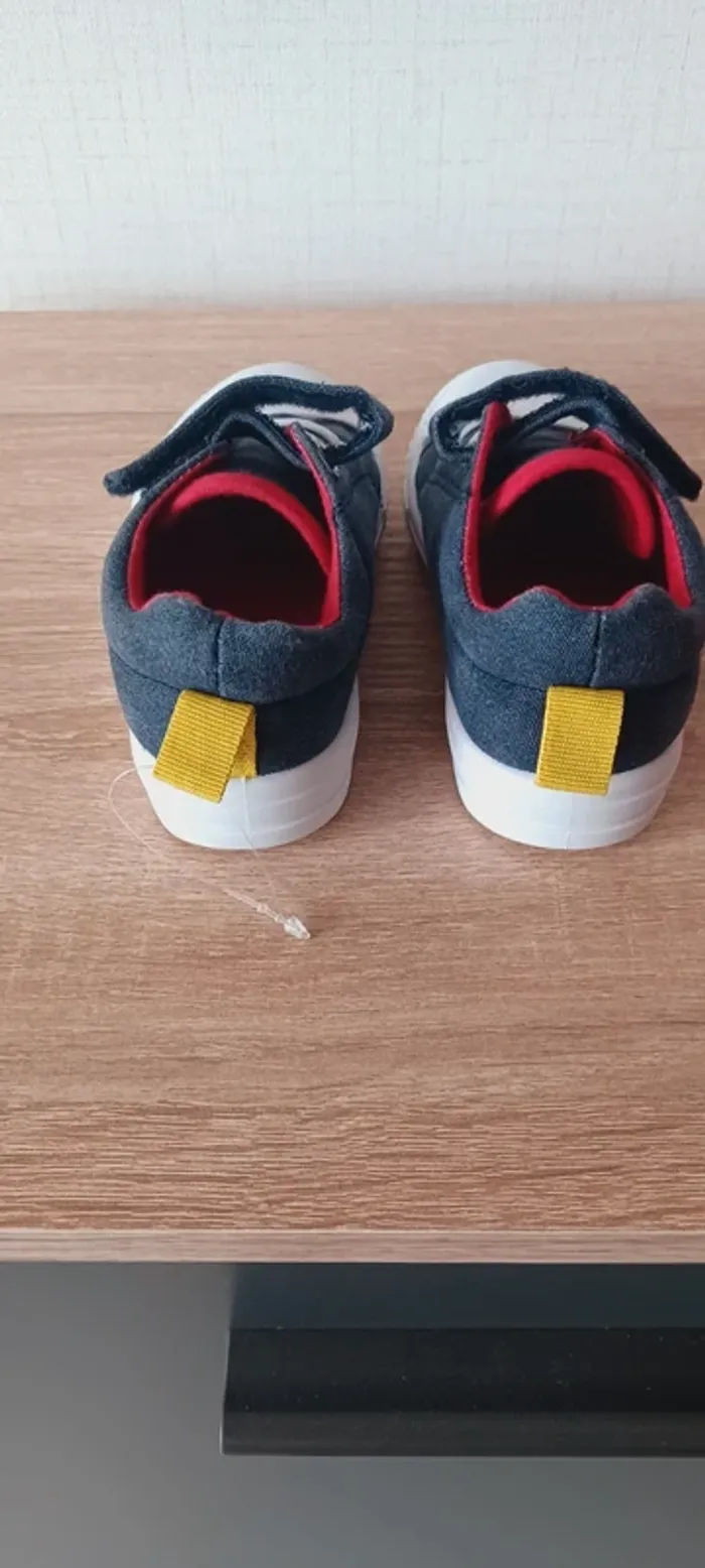 Baskets à scratch garçon, motif pikachu, taille 25, neuves jamais portées. - photo numéro 5