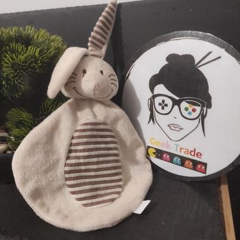 Doudou plat lapin beige et marron Dermactive   rayé rayure