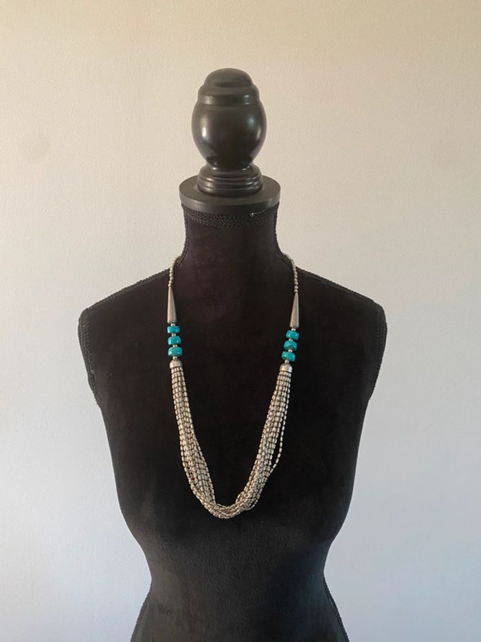 Collier en métal argenté et pierres naturelles turquoise