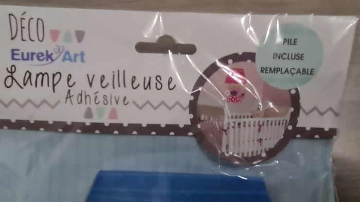 EUREK' ART : Lampe Veilleuse adhésif. - photo numéro 2