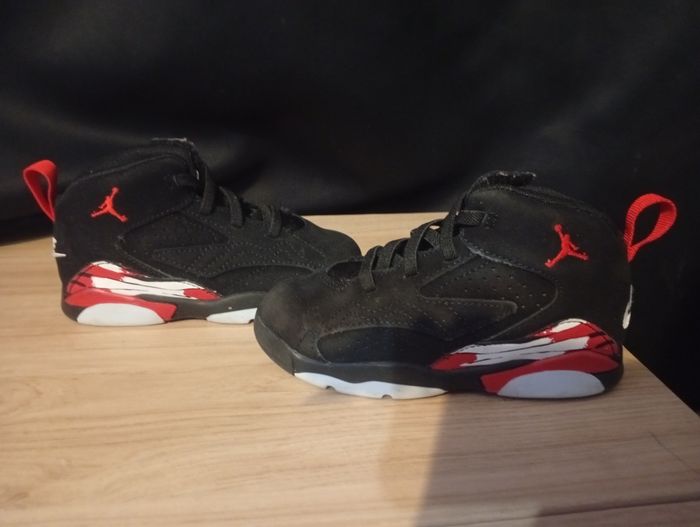 Basket Jordan taille 26 noir et rouge - photo numéro 2