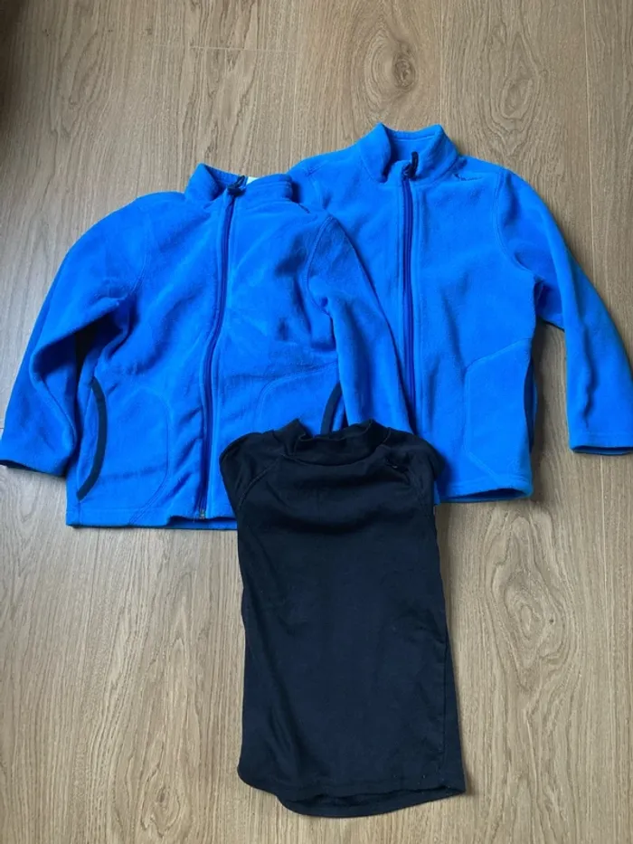 Lot 2 polaires ski taille 5 ans et t-shirt thermique 5 ans
