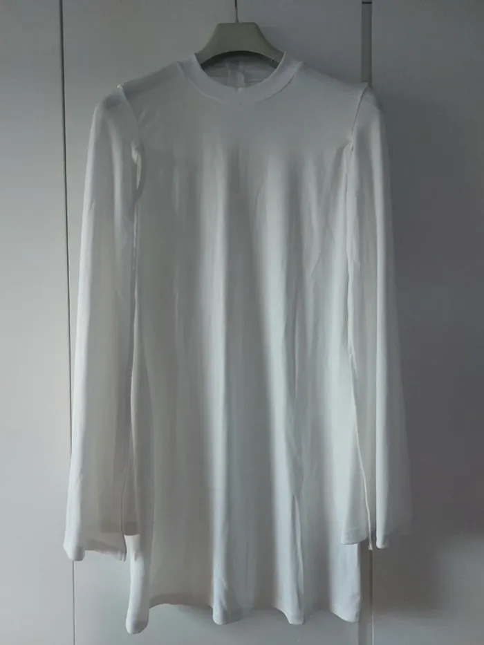 Robe blanche manches style cape