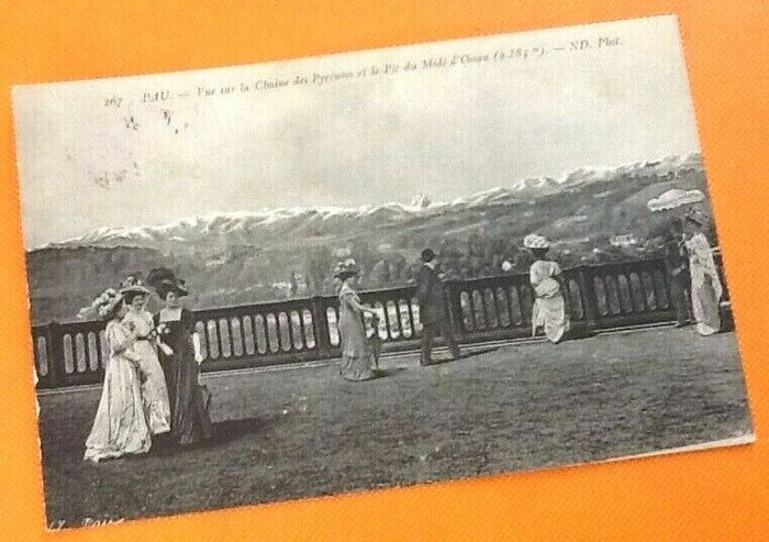 Carte postale ancienne Pau (Pyrénées-Atlantiques) Vue sur la Chaîne des Pyrénées et le Pic du Midi