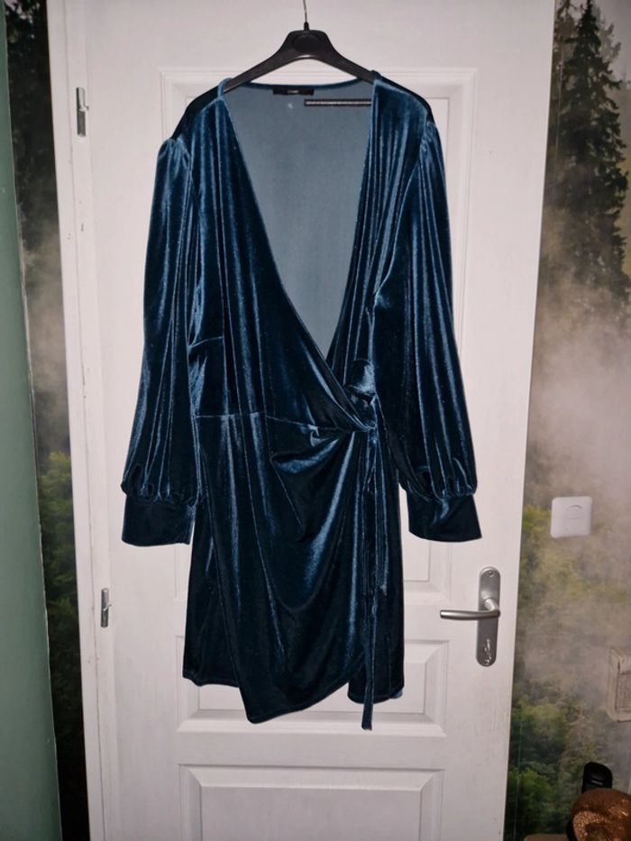 Superbe robe porte-feuille en velours ras George taille 52