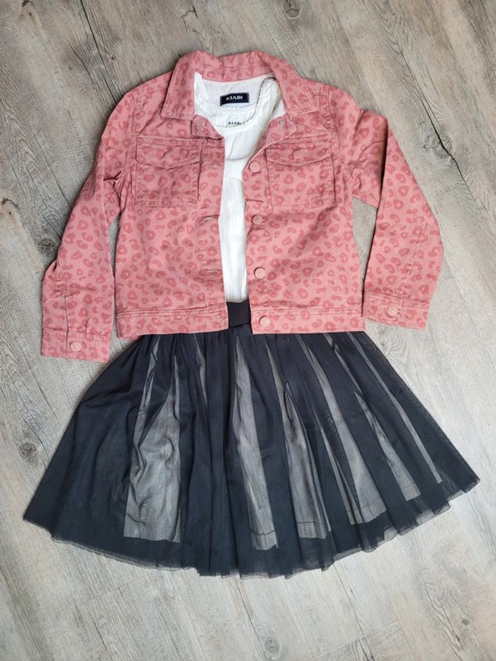 Lot 8 ans veste en jean et jupe noire tulle