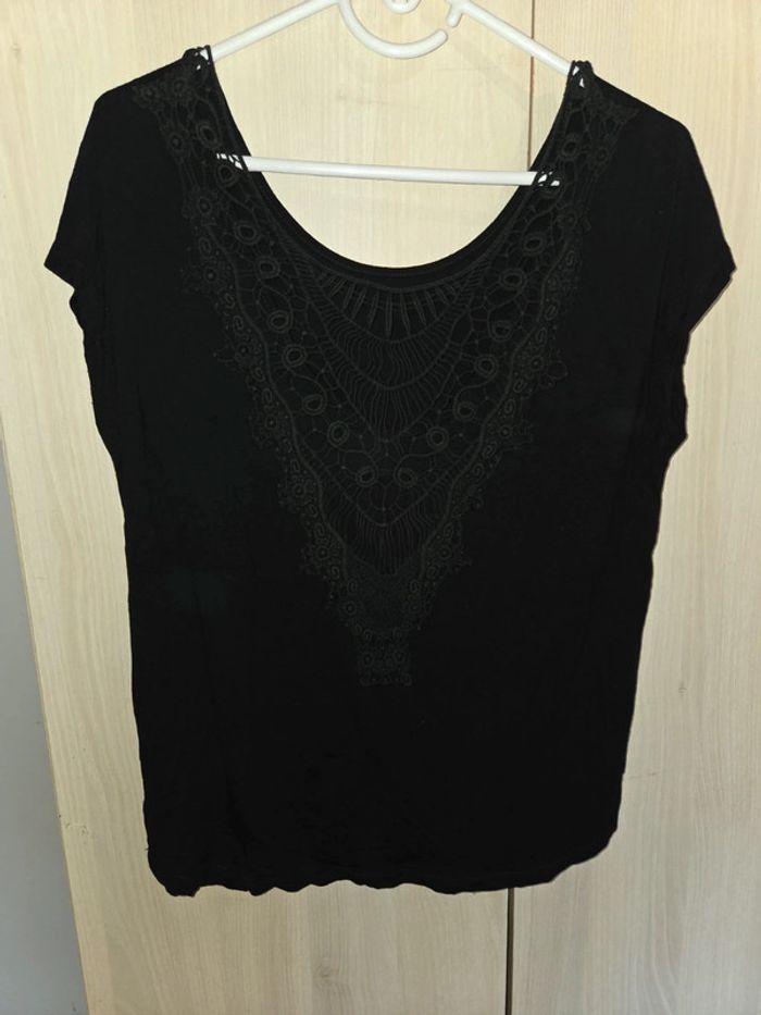 Tee-shirt noir dentelle taille 38/40 - photo numéro 2