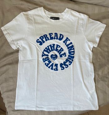 T shirt blanc avec écritures en bleu FB Sister