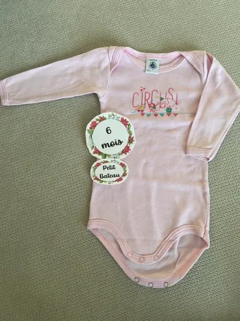 Body Petit Bateau taille 6 mois manches longues
