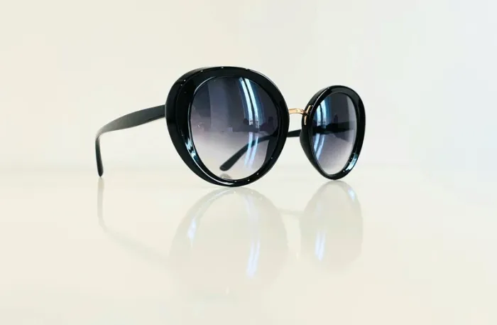 Lunette de soleil femme noire et dorée ovale verres dégradés UV protection catégorie 3