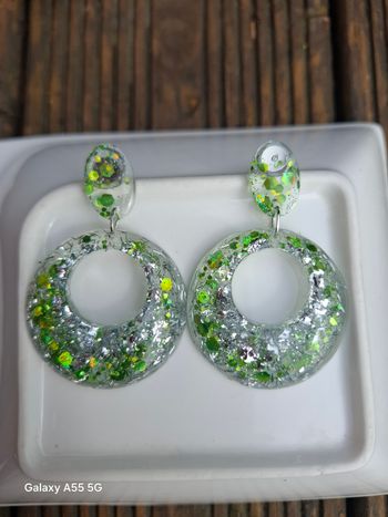 🌿 Éclat nature – Boucles d’oreilles vertes scintillantes en résine