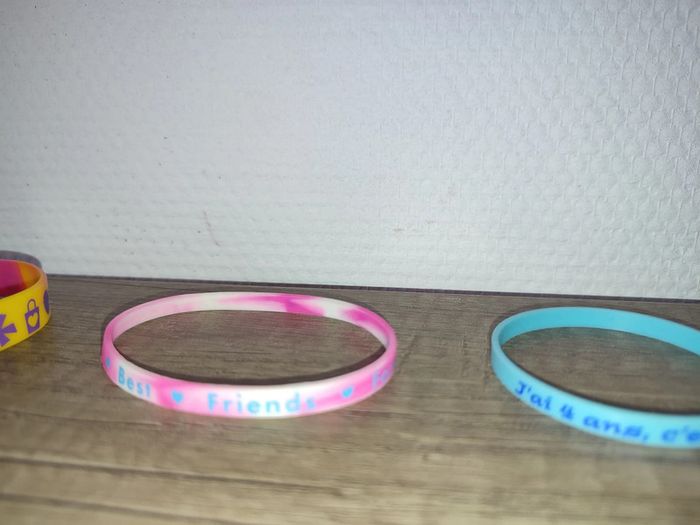 4 bracelets en plastique - photo numéro 3