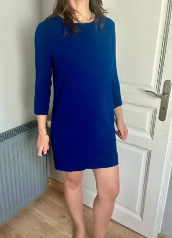 Robe droite Sandro bleu roi – poches & découpe dos