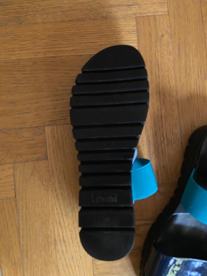 Sandales Bâta noir platform 2,5 cm talon 3 cm très légère taille 39 - photo numéro 2