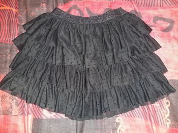 Très jolie jupe à pois et froufrous 5ans