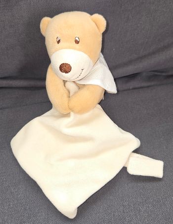 Doudou peluche ours avec mouchoir attache tétine- Bavoir a brodé- DMC