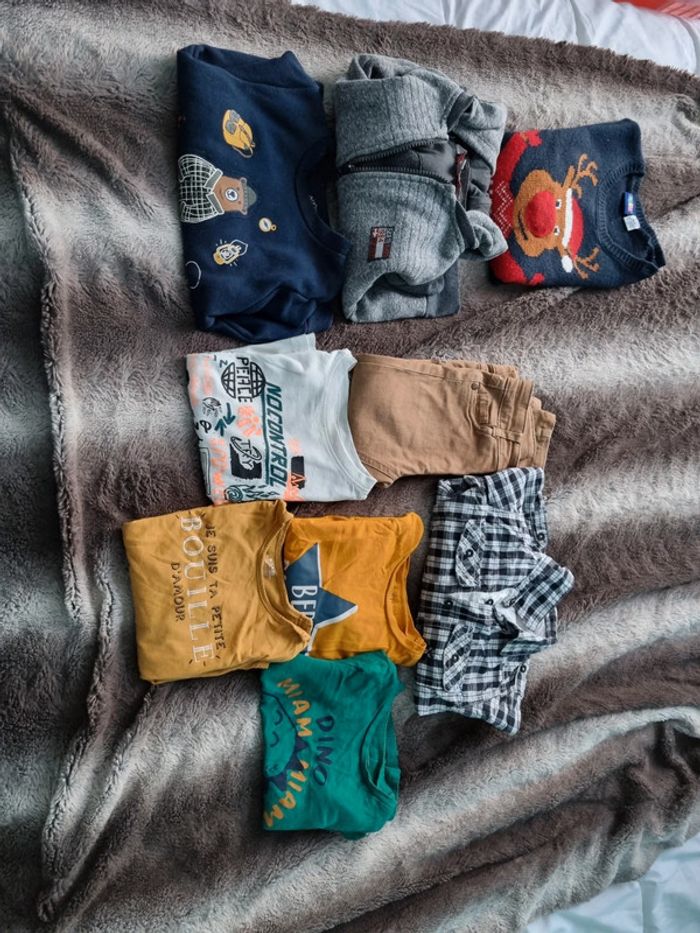 Lot hiver 2 pull 1gillet 4thee shirt manches longues  1 pantalon 1chemise