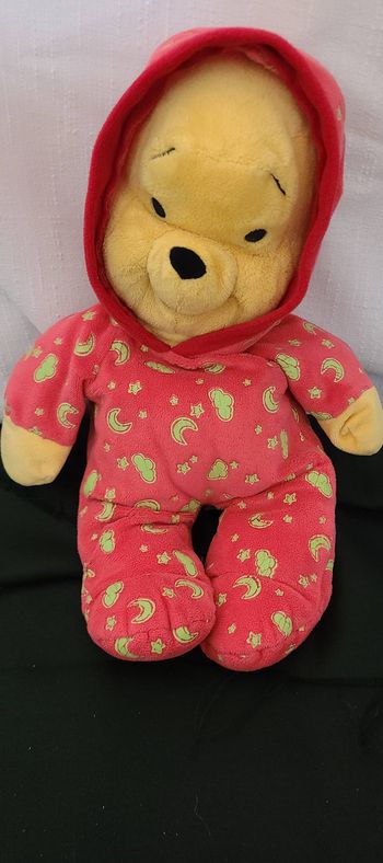 WINNIE L'OURSON Doudou 25 cm Pyjama Rouge Fluo