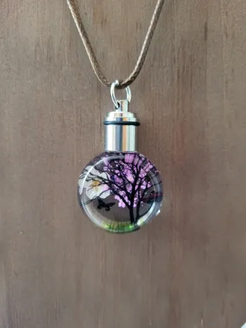 Collier avec pendentif avec incrustation de fleur séchées