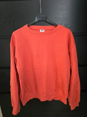 pull orange Tape a l'œil