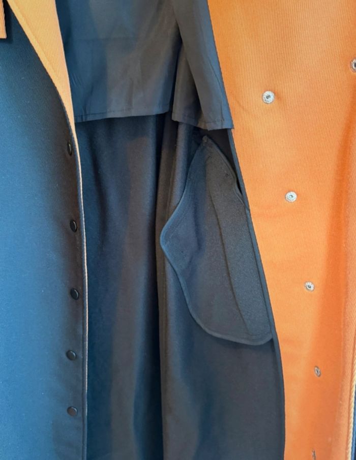 Trench long bicolore – Noir & camel, élégance architecturée - photo numéro 7