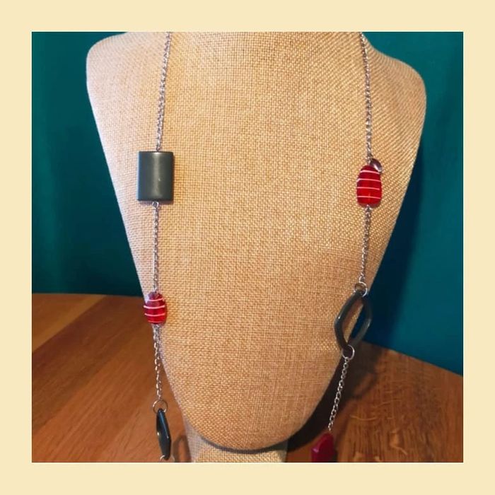 Collier long chaîne argentée et perles fantaisie rouges et grises - photo numéro 11