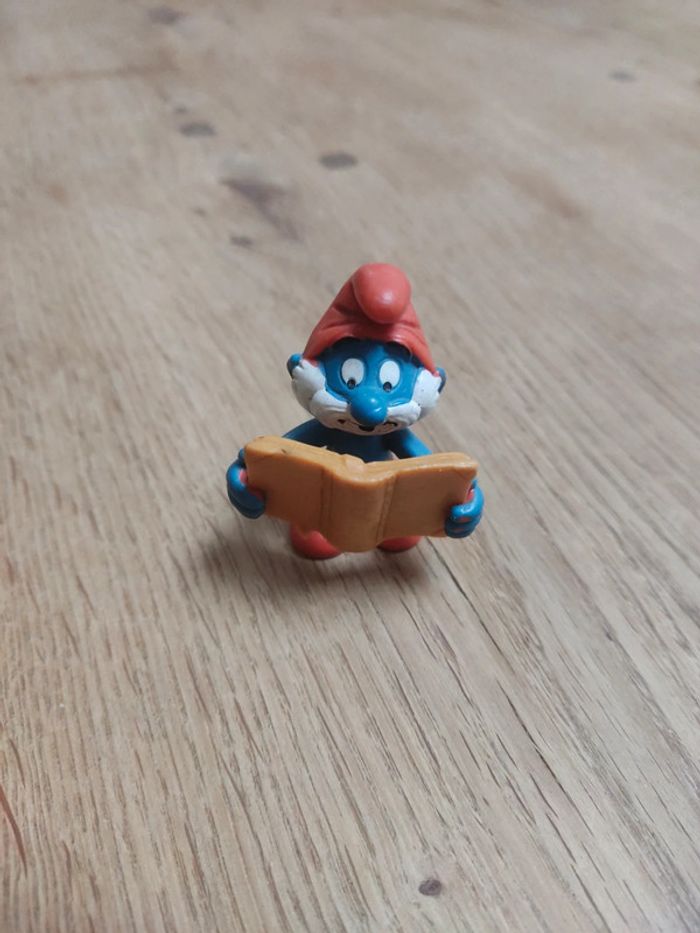 Grand Schtroumpf livre jaune foncé