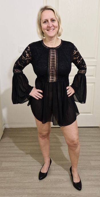 Superbe robe courte originale sexy transparente et dentelle et tulle