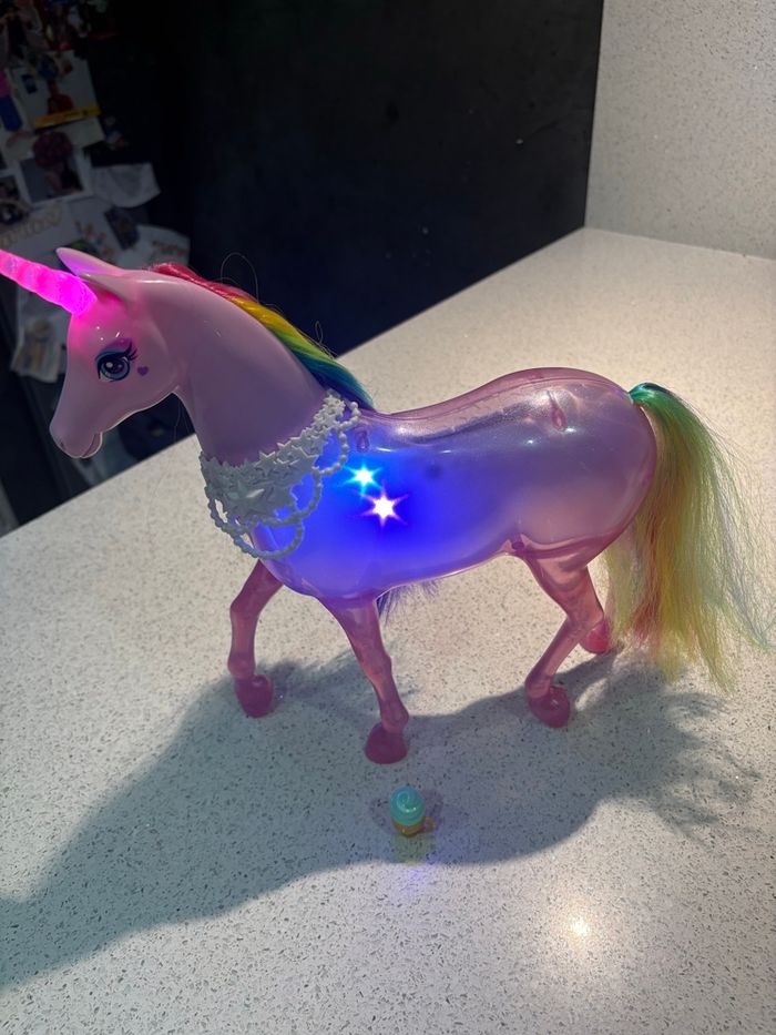 Licorne Barbie lumineuse