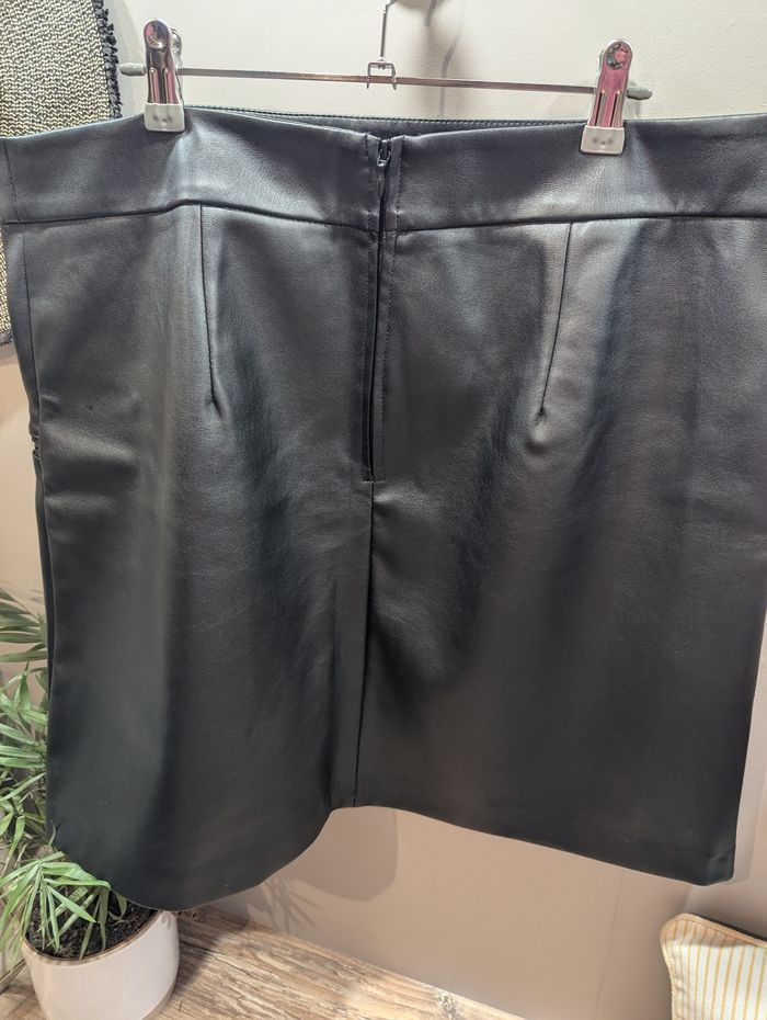 Mini jupe noire simili cuir avec fausses poches zip - photo numéro 5