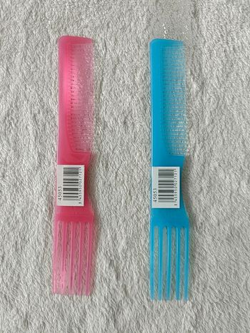 2 peignes (rose et bleu)