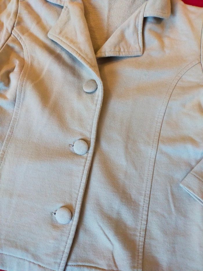 Jolie veste a bouton crème 5 ans - photo numéro 2