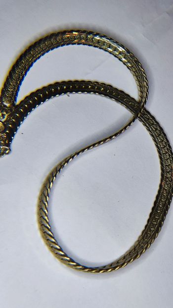 Joli ras du cou doré