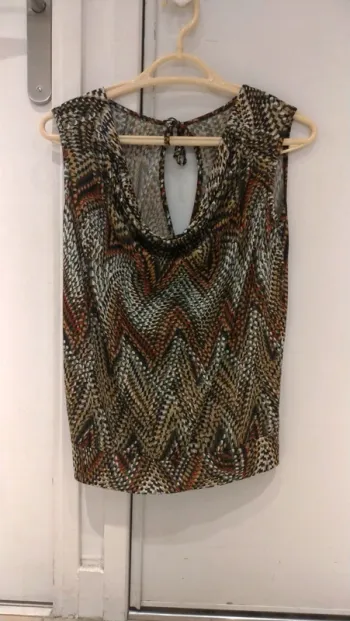 Top graphique satiné fluide dos nu/ouvert