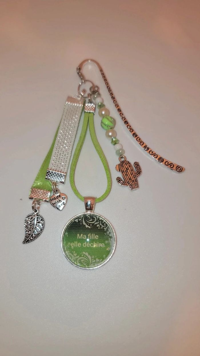 Cadeau à fille, bijoux de sac ou marque page " ma fille elle déchire "