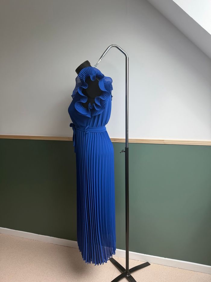 Robe longue plissée bleu rois / décolleté en V croisé Victoria - photo numéro 5