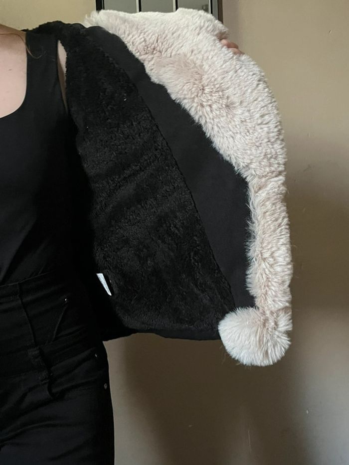 Manteau noir épais court à capuche avec fausse fourrure - photo numéro 11