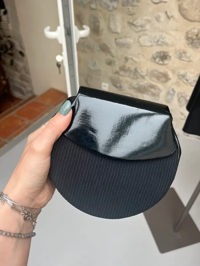Giovanni - Petit sac arrondi besace bandoulière vintage noir côtelé brillant - photo numéro 2