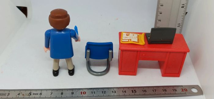 Homme avec bureau rouge et accessoires playmobil - photo numéro 4