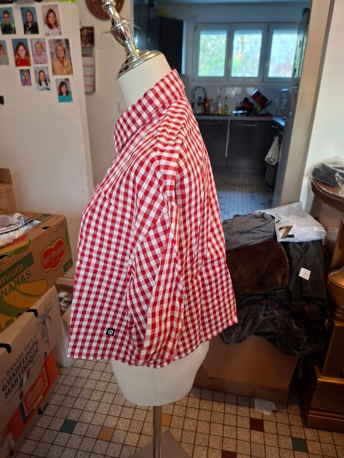 Chemisier femme court a carreau blanc et rouge neuf taille 36 marque manfinity
Aisselle a aisselle 57 cm 
Longueur 46 cm 
76 % polyester
20% coton
4 % viscose
Prix 8 euro - photo numéro 2