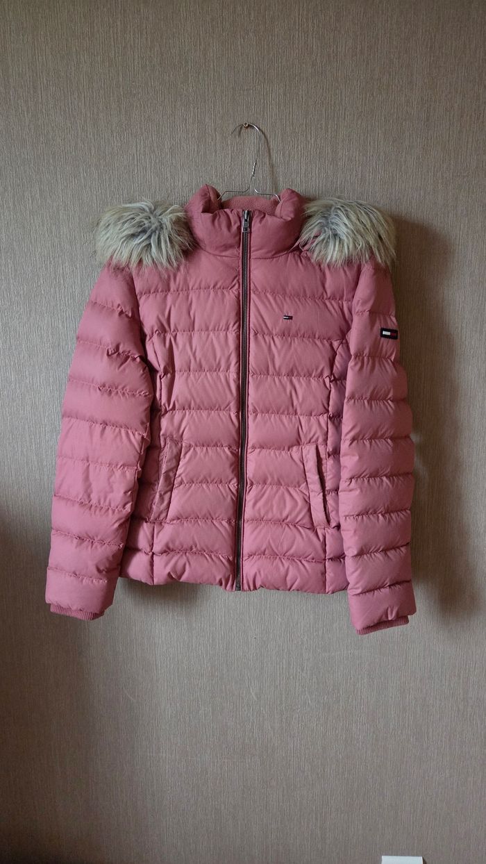 Doudoune manteau rose tommy hilfiger capuche fausse fourrure manches longues fermeture eclaire