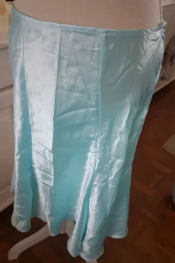 Jupe satinée bleu clair. T 44 Neuve.