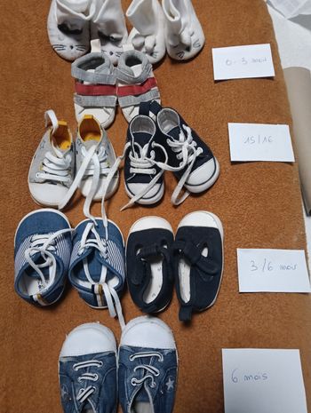 Lot de deux paires de chaussons et 6 paires de chaussures