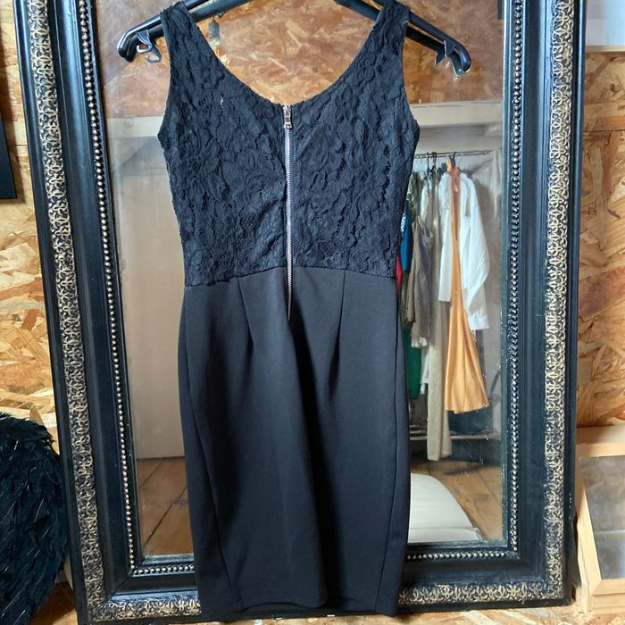Robe habillée avec ornement de perles sur décolleté - photo numéro 4