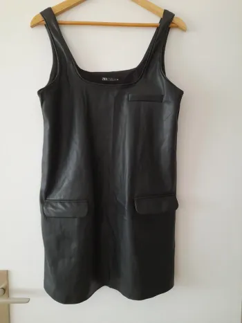 Robe courte à bretelles simili cuir Zara