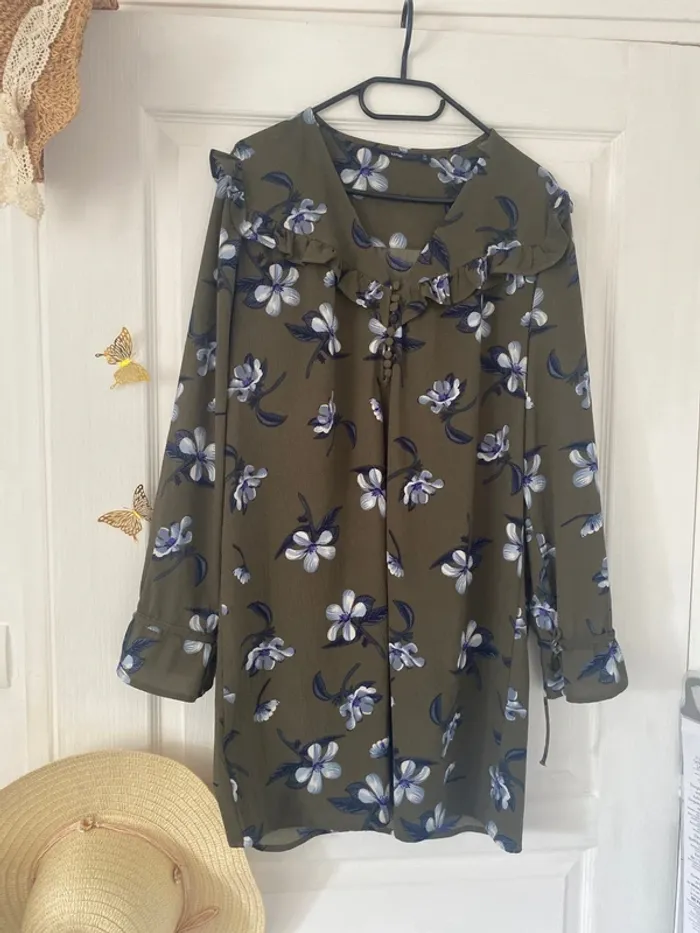 Robe fleurie à bouton