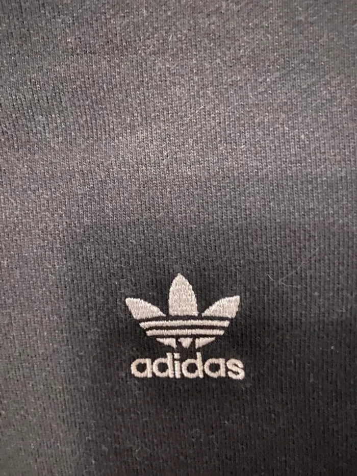 Sweat court adidas femme noir capuche et bandes blanches, logo trèfle brodé taille 34 oversize - photo numéro 3