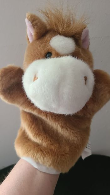 Une superbe peluche de cheval en marionnette